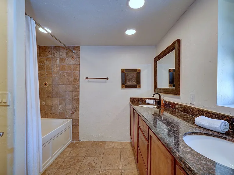 Riverside Suites — Photo 114