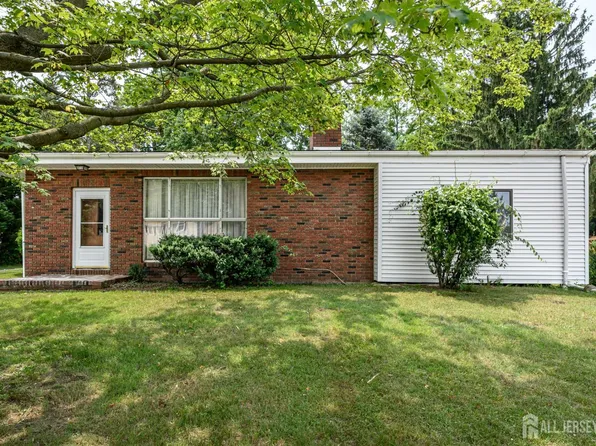 861 Centerton Rd, Mount Laurel, NJ 08054