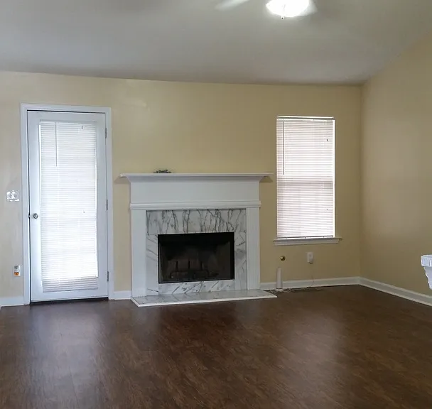 215 Bainbridge Cir — Photo 3