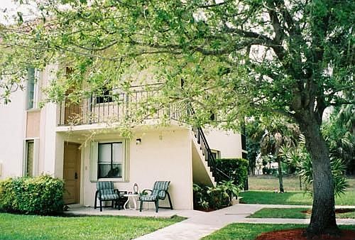 1st image of 205 Lakeview Dr APT 204