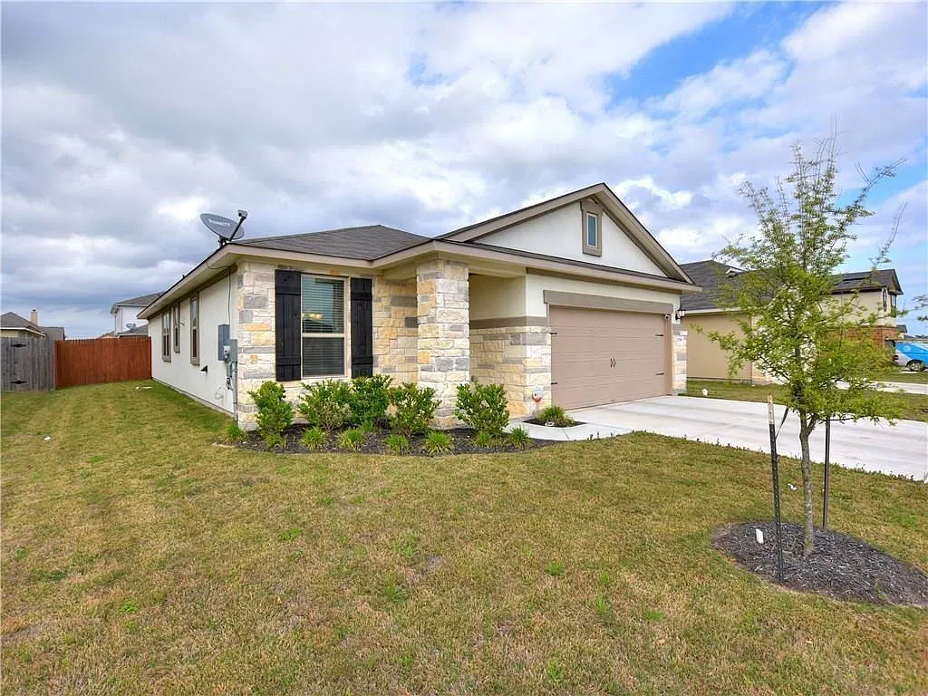 3 bed, 2.0 bath, 1676 sqft, $1,995 — Photo 2
