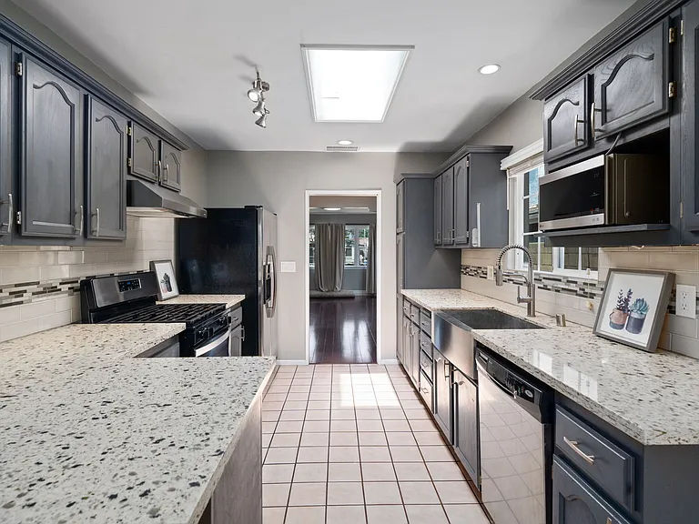 9310 Danby Ave — Photo 10