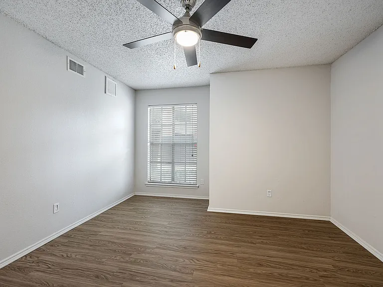 Chesapeake Apartments — Photo 15