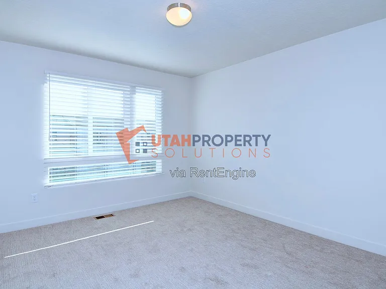 1043 W 400 S — Photo 13