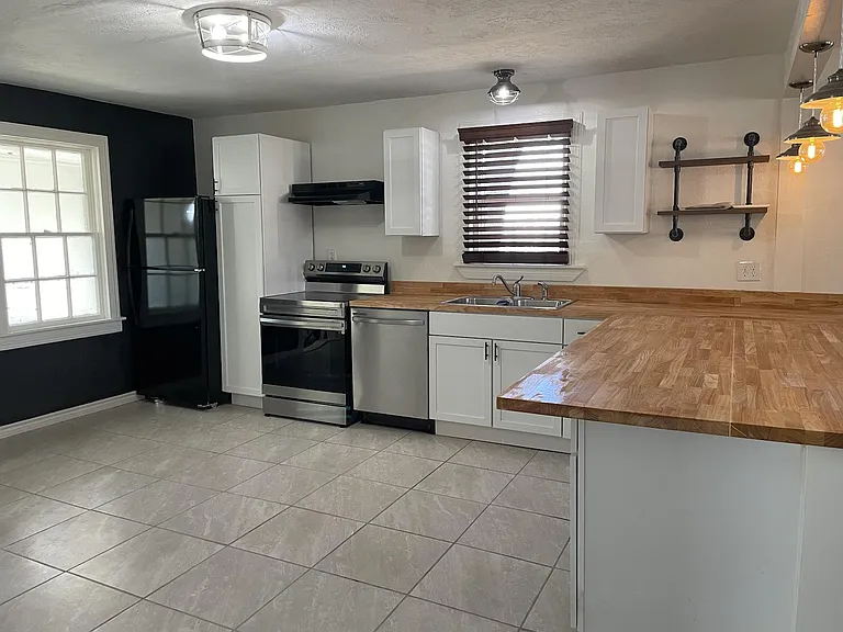 2307 Avenue B — Photo 14