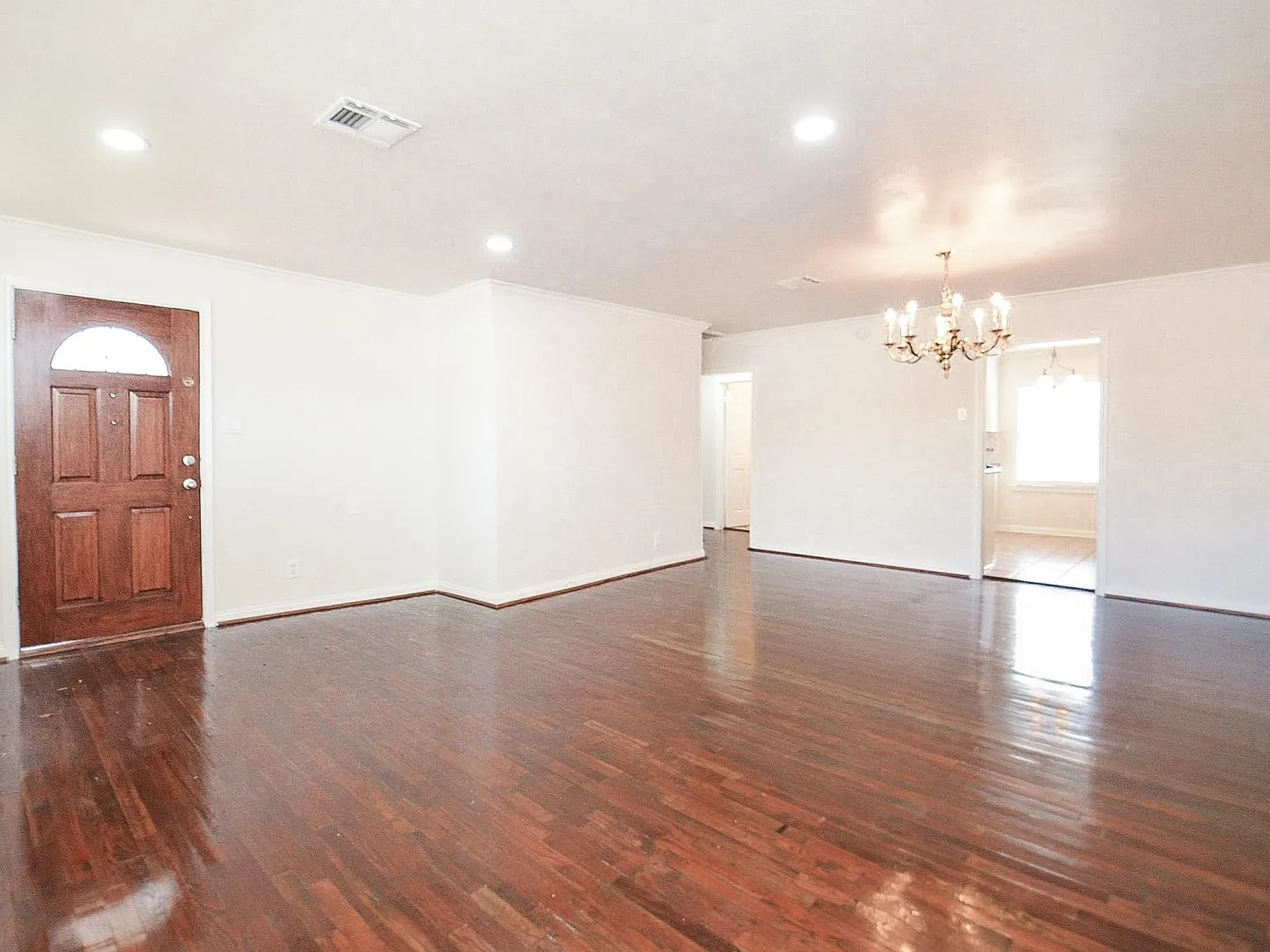 2 bed, 1.0 bath, 1076 sqft, $1,650 — Photo 2