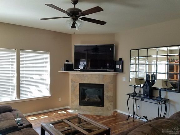 2nd image of 846 NE Cobblestone Ct