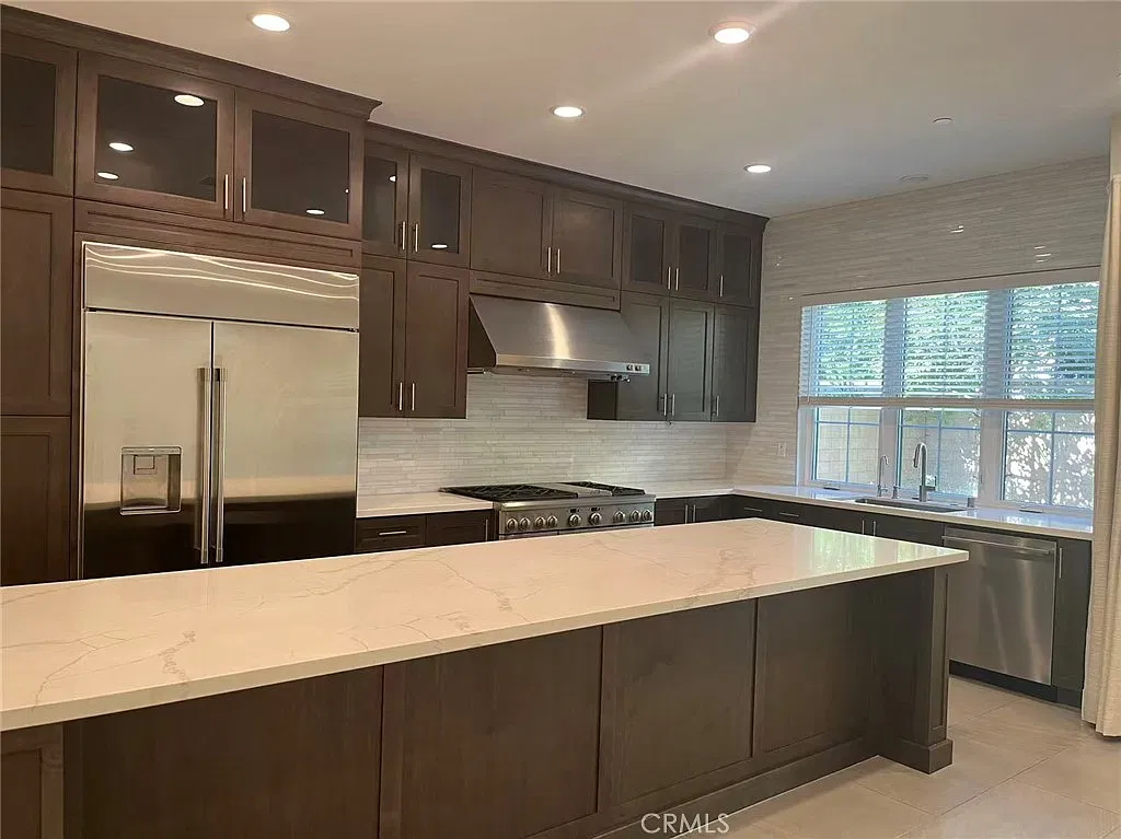 4 bed, 4.5 bath, 2946 sqft, $8,800 — Photo 2