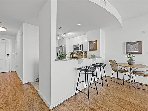 5th image of 3338 Peachtree Rd NE APT 2702