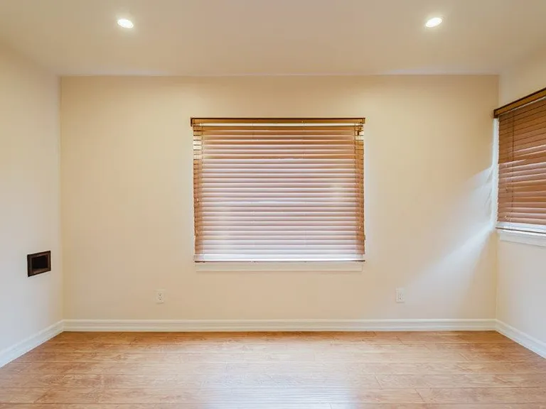336 W Lexington Dr — Photo 6