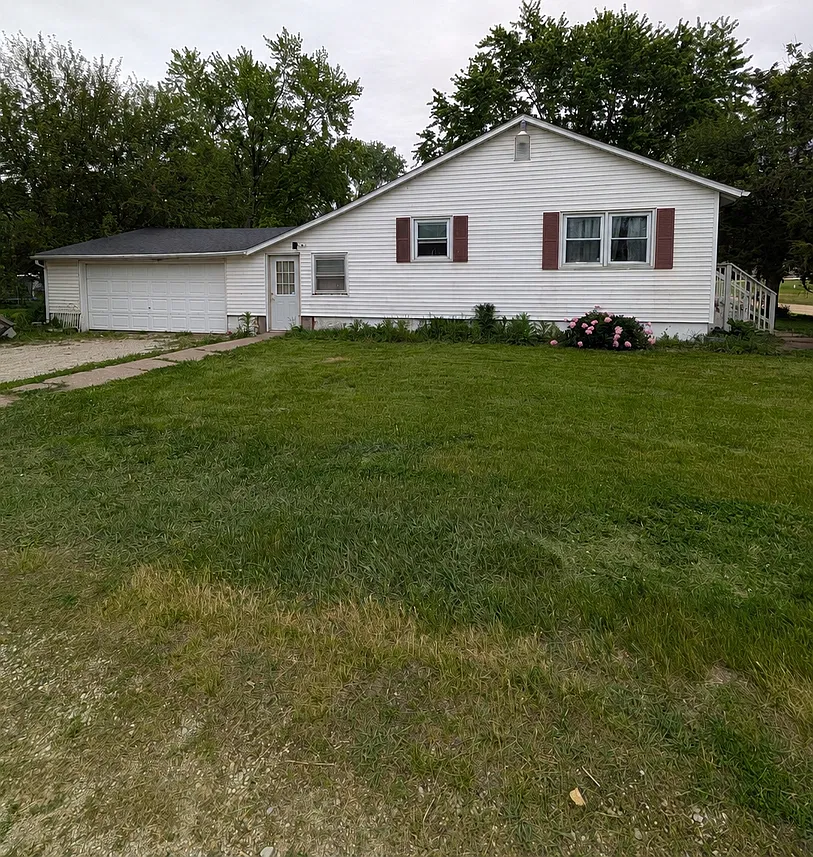 Cozy Country Style Living Just Minutes From Davenport Conveniences! — Photo 4