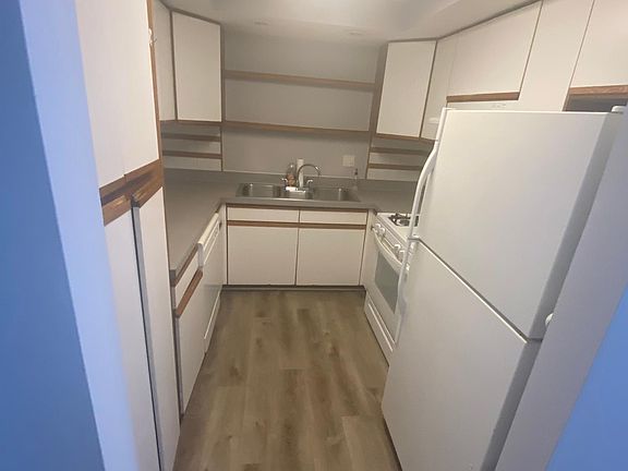4th image of 16W470 Lake Dr APT 201