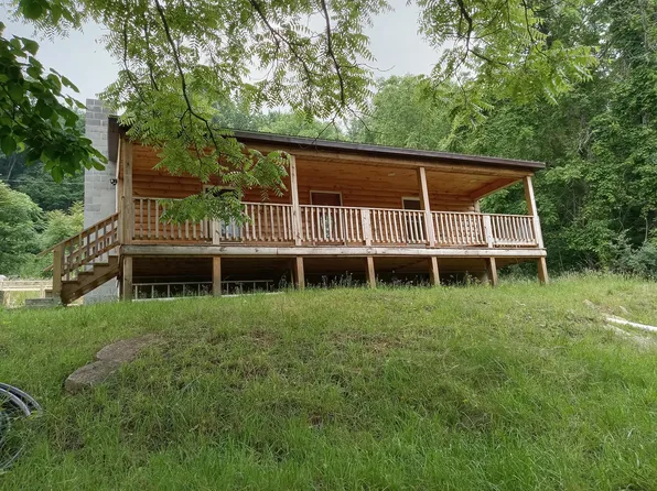 722 Basketball Rd, Pounding Mill, VA 24637