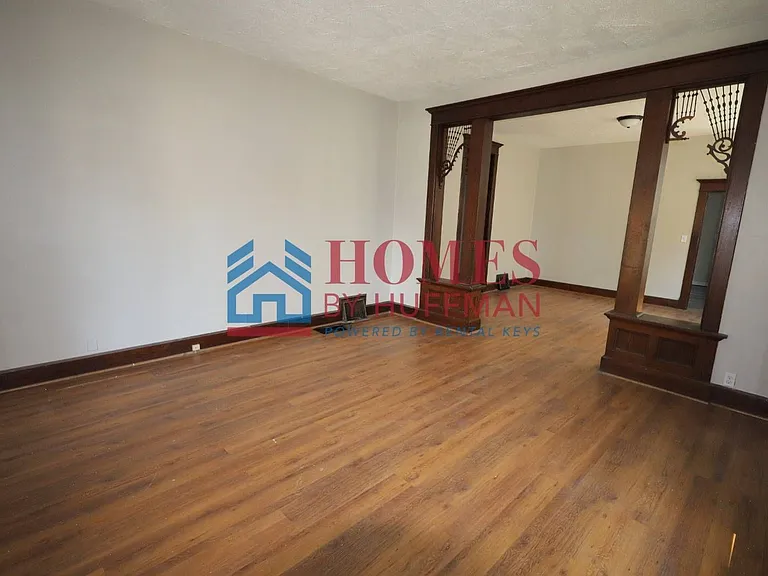 610 E Gum St — Photo 5