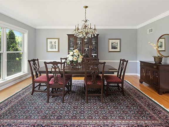 5th image of 71 E Ladue Estates Dr