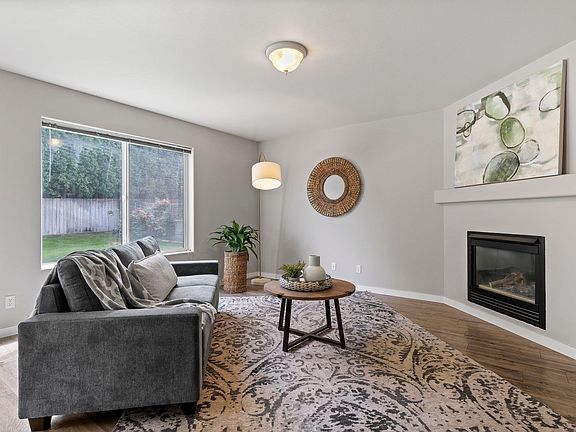 4th image of 402 W Canyon Lakes Dr