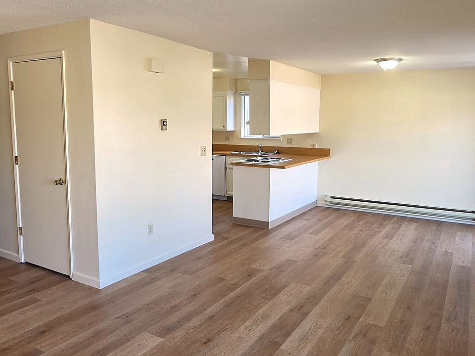 LIVING & DINING AREA WITH ENTRYWAY CLOSET