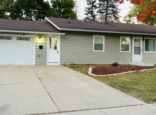 104 McCabe Dr, Streamwood, IL 60107