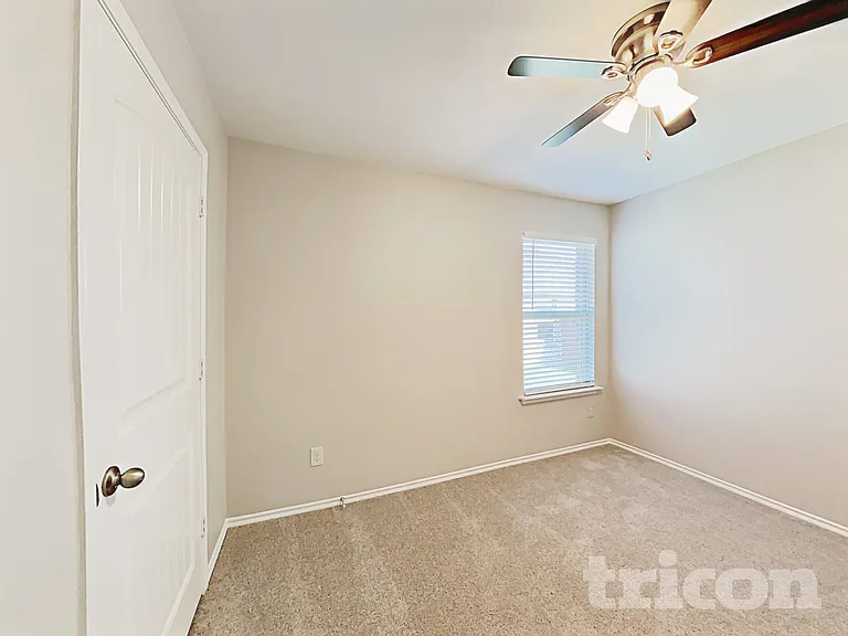 221 Thoroughbred St — Photo 10
