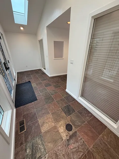3 bed, 4769 sqft, $5,500 — Photo 4