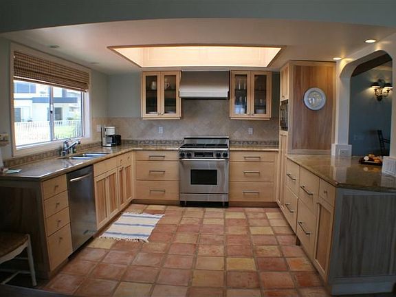 Beautifully remodeled kitchen w/Granite counters