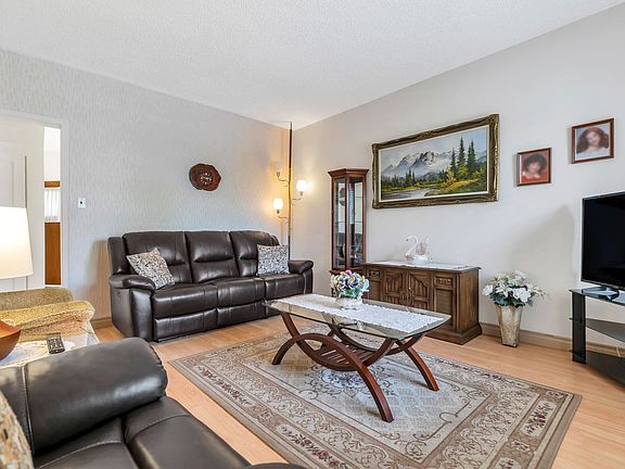 3rd image of 2560 Adanac St