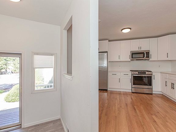3rd image of 33 Lamplighter Ln Unit 33