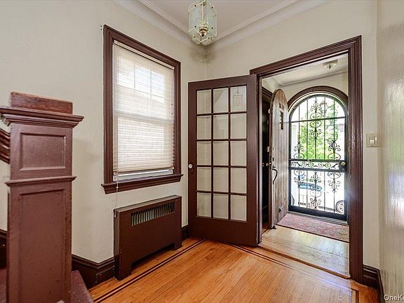 2nd image of 1827 Hering Avenue