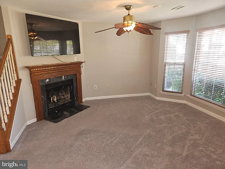 2346 Hazelwood Ct — Photo 4