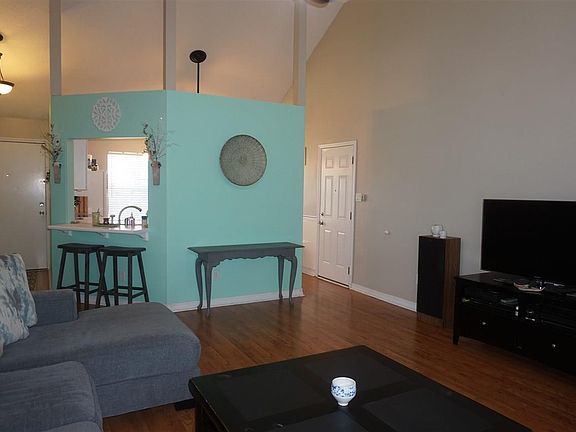 3rd image of 305 Hilburn Pl