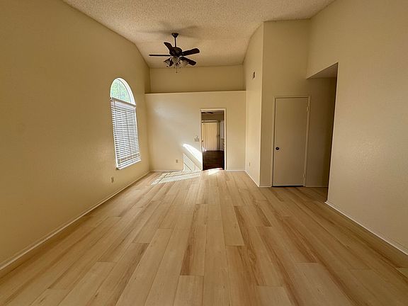 3rd image of 915 Dahlia Ct