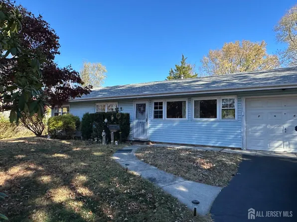 3 Joline Rd S, Kendall Park, NJ 08824