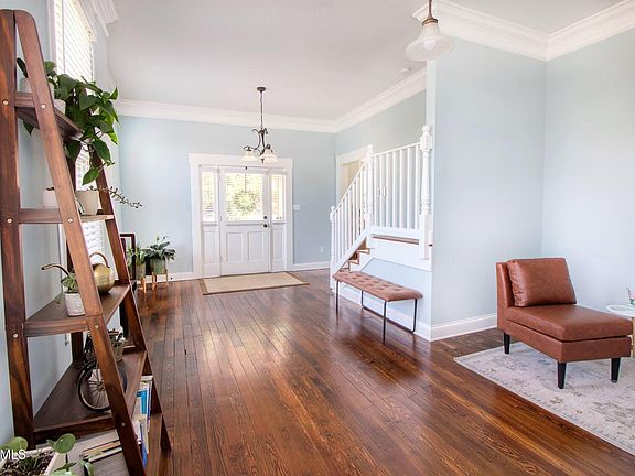 5th image of 110 E Scott Ave