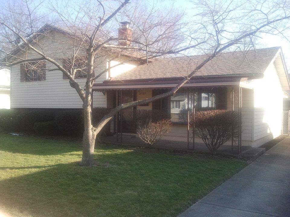 Covered, nature stone frontporch