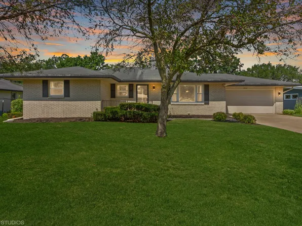1902 Oak Leaf Dr, South Beloit, IL 61080