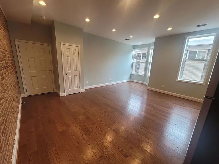 2635 Saint Paul St — Photo 2