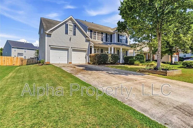 4 bed, 2.5 bath, 2466 sqft, $2,500 — Photo 2