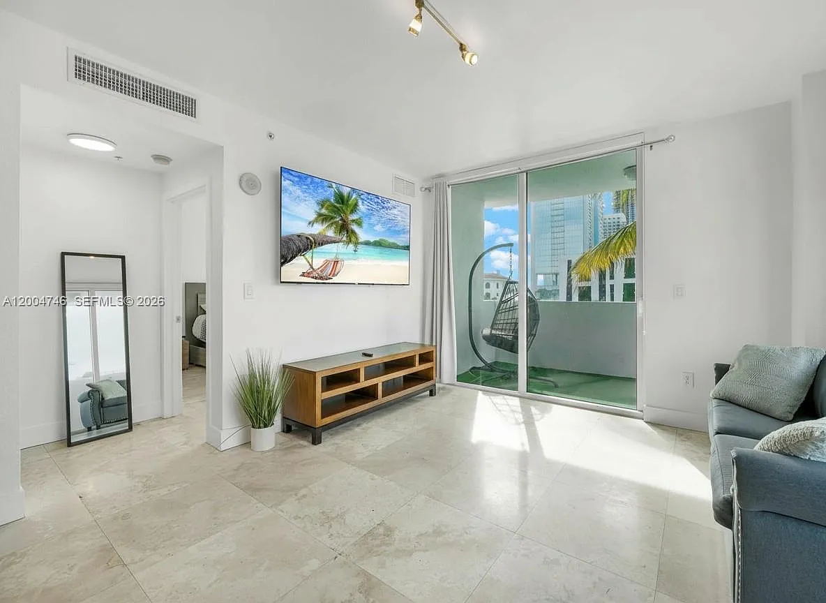 1 bed, 1.0 bath, 744 sqft, $2,300 — Photo 4