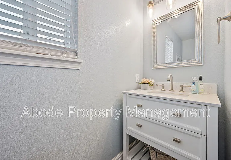 2214 Andrews St — Photo 17