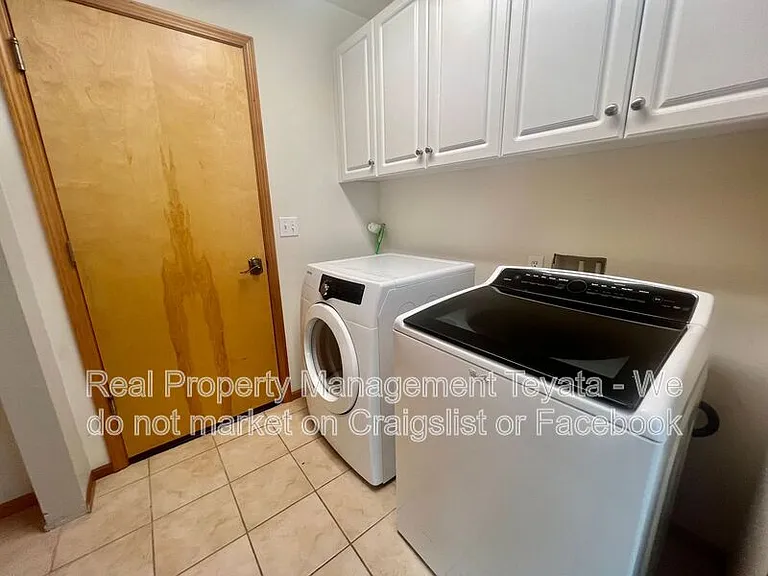 8390 Richmond Park Rd — Photo 16
