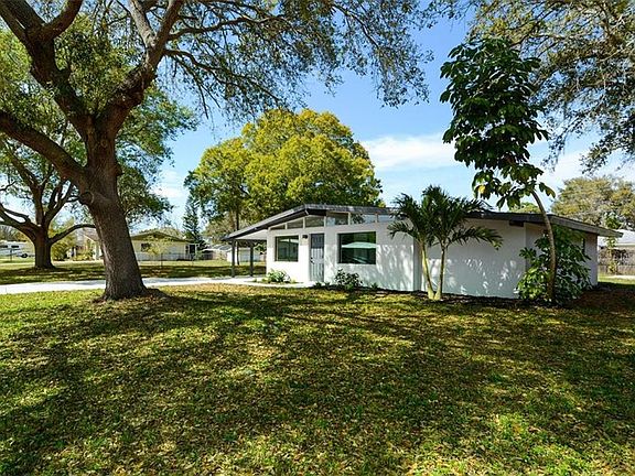 3rd image of 3873 Prado Dr
