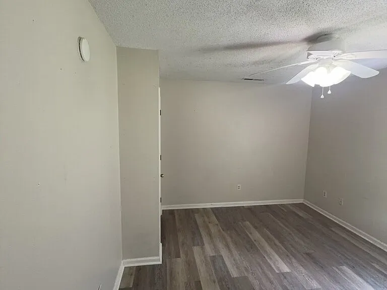 902 Laurel Ln — Photo 12