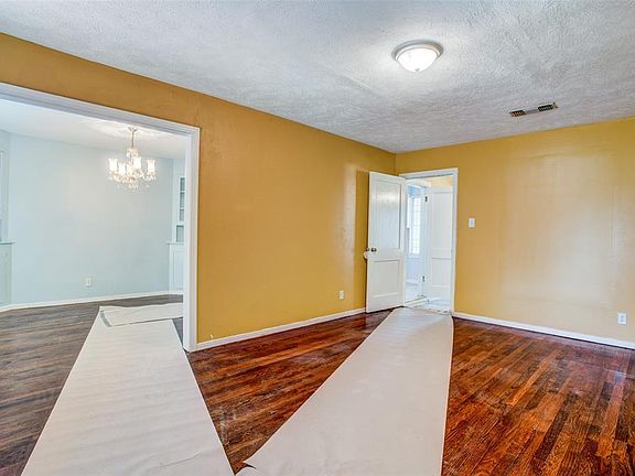 3rd image of 2105 E Illinois Ave