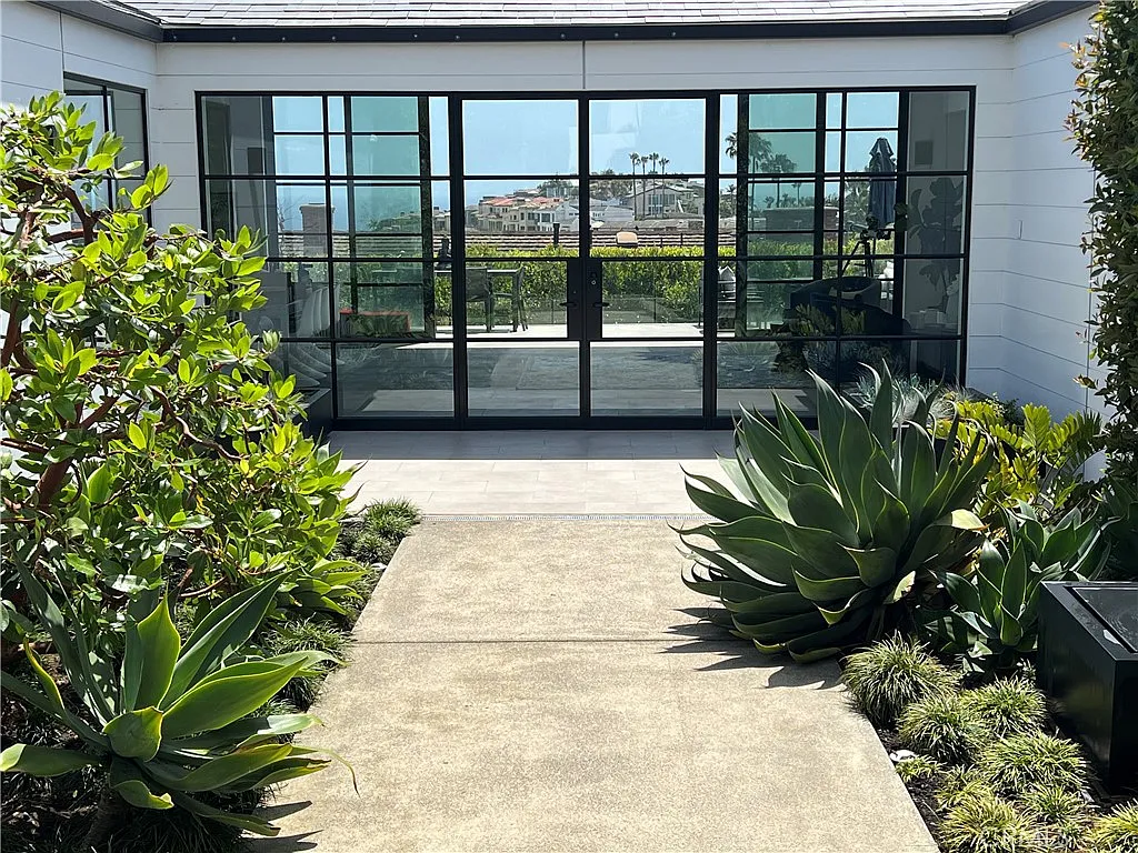 4 bed, 7.0 bath, 4200 sqft, $28,000 — Photo 2