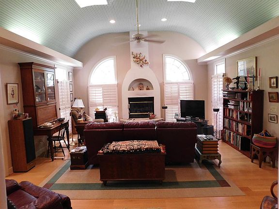 2nd image of 215 Crown Point Dr