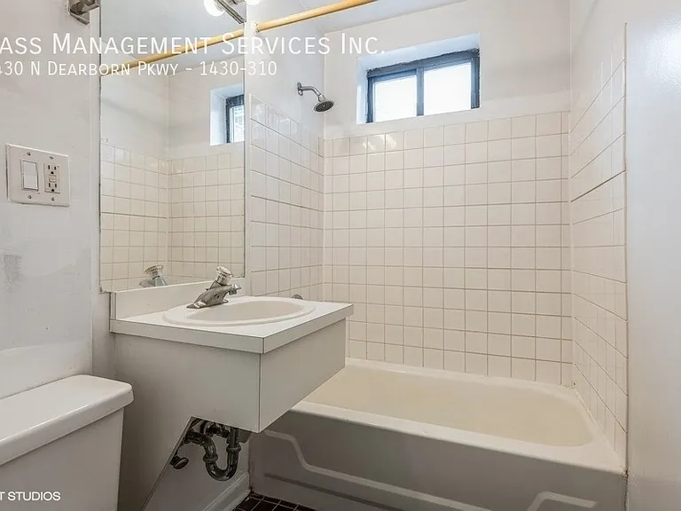 1430 N Dearborn Pkwy — Photo 23