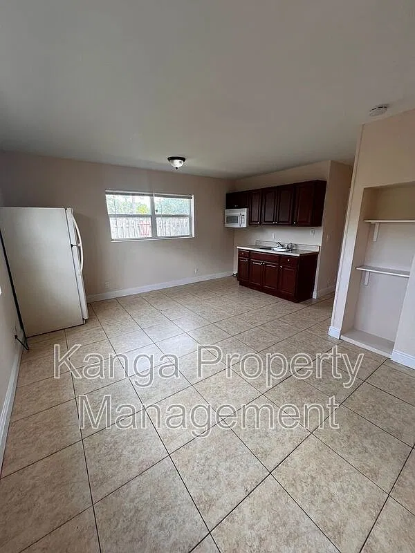 3 bed, 1.0 bath, 706 sqft, $1,850 — Photo 3