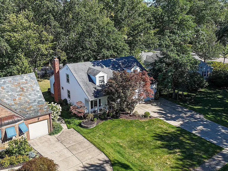 389 Lake Park Dr — Photo 1
