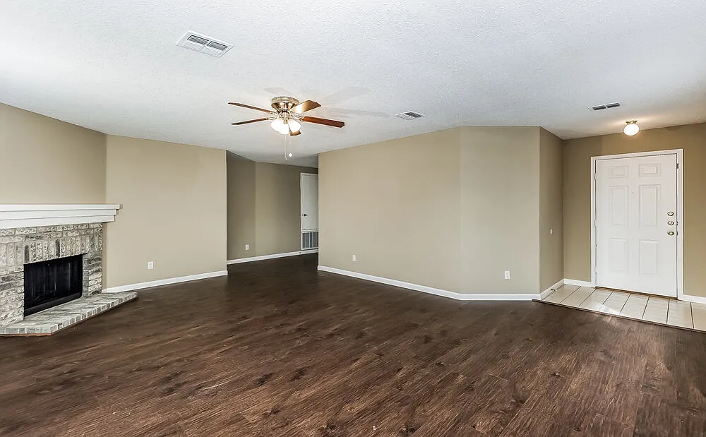 3 bed, 2.0 bath, 1653 sqft, $2,255 — Photo 2