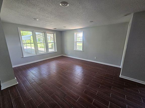 4th image of 1301 Farris Ave